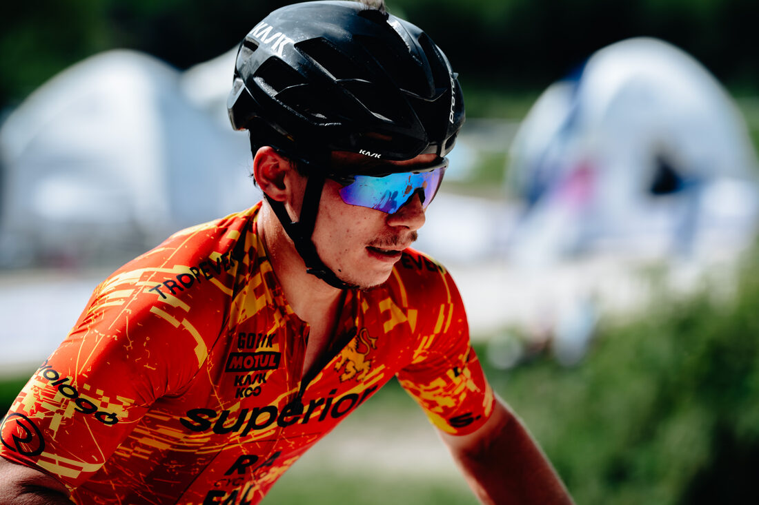 Coureur du Team Superior Rafalcycling en tenue rouge et or