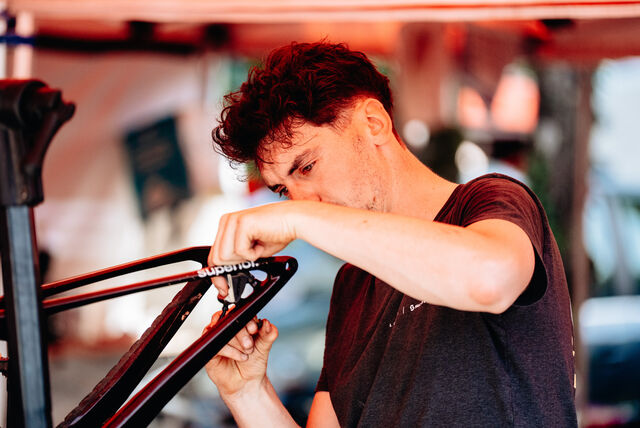 Mécanicien à l'atelier sur un VTT