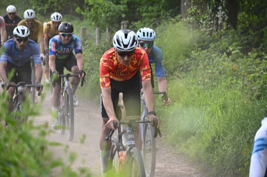 Coureur du Team Galactic Gravel sur un chemin de gravier