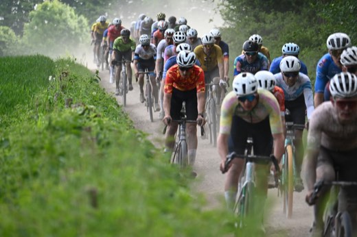 Peloton de gravel sur un chemin de Normandie