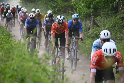 Coureurs de gravel en plein effort dans la poussière