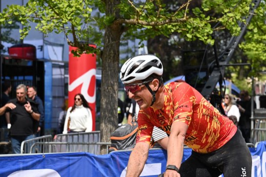 Deux coureurs de gravel sur un chemin normand