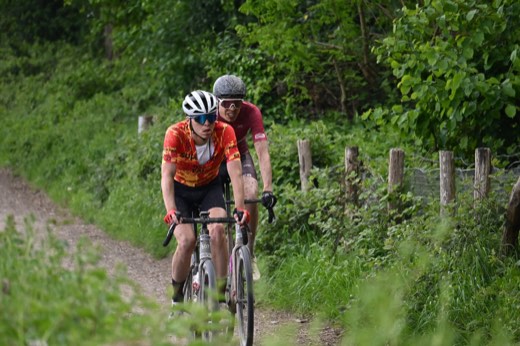 Coureur du team dans une zone technique du parcours