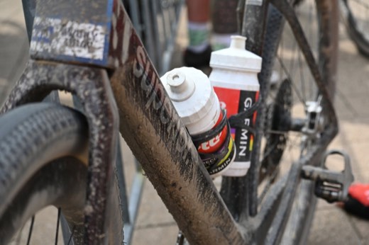 Détail d'un vélo de gravel maculé de boue