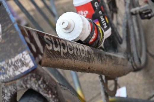 Détail du cadre Superior et des bidons