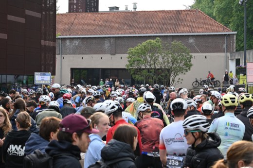 Foule de coureurs avant le départ de la course de gravel