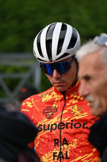 Coureur du team sur un secteur de gravier