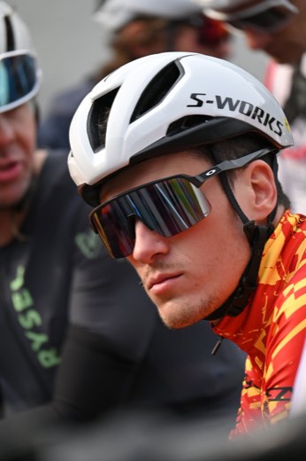 Coureur du team sur un chemin technique