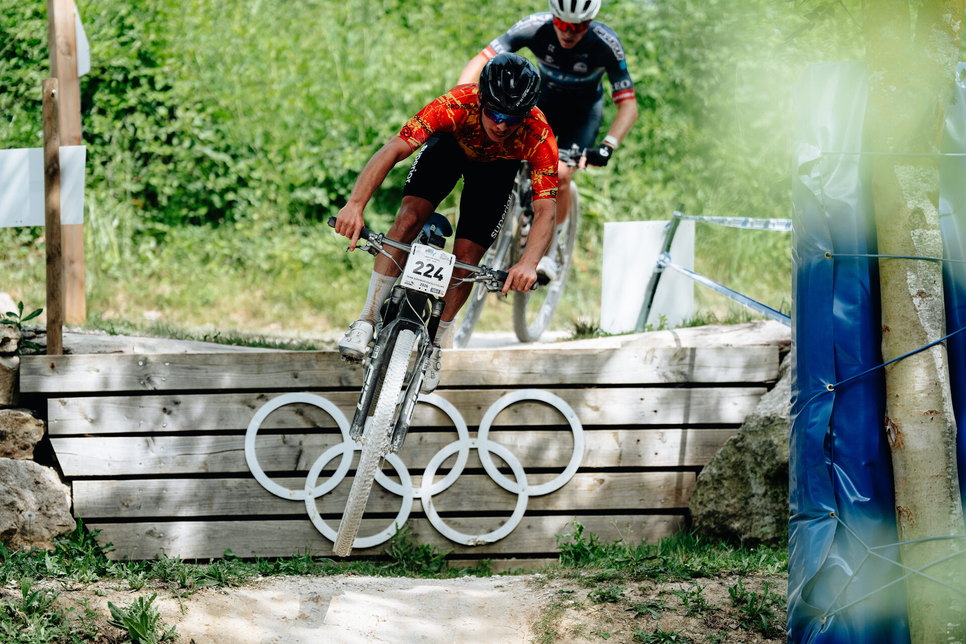 Pilote du Team Superior Rafalcycling en course de VTT cross-country